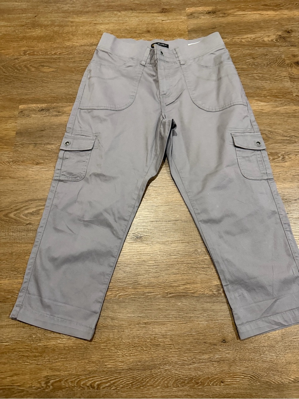 Lee Women’s Relaxed Fit Austyn Mid-Rise Cargo Capri Pants, Frost Gray, Size 10 - Picture 4 of 8